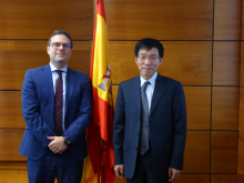 D. Liu Jinyun (Comisionado de la Dirección General de Asuntos Generales de Ministerio de Finanzas de la República Popular China) y  D. Juan Espinosa García (Director General de la DGOJ)